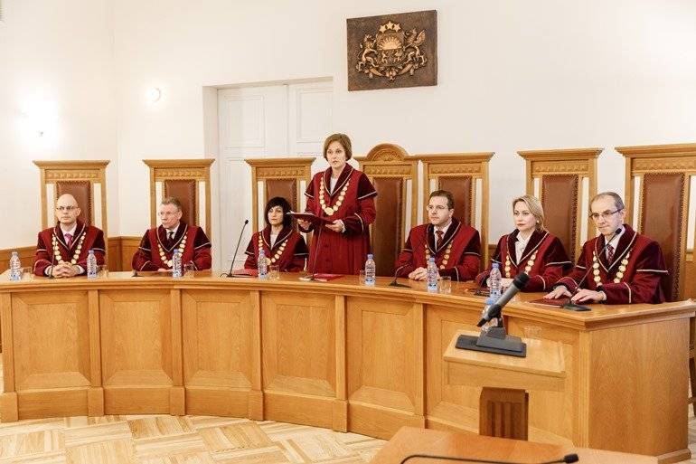 Суд Латвии считает запрет русского языка для частных вузов неконституционным