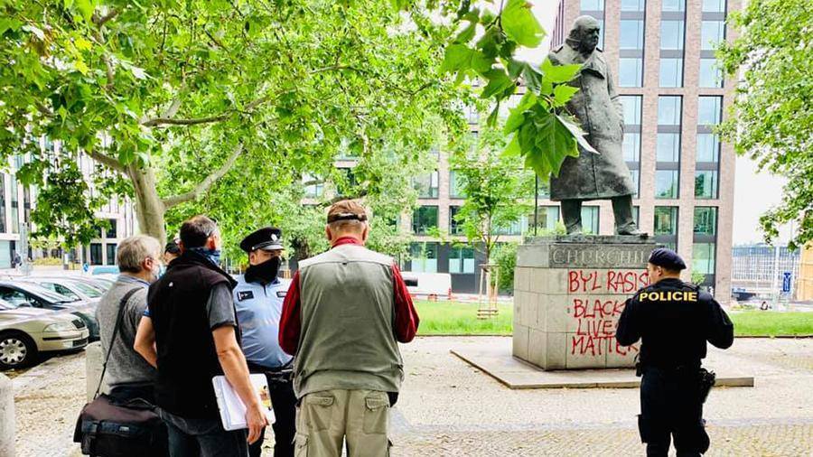 В Праге облили краской памятник Черчиллю
