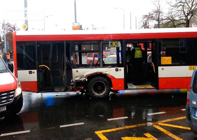Трамвай столкнулся с автобусом в Чехии: 19 пострадавших