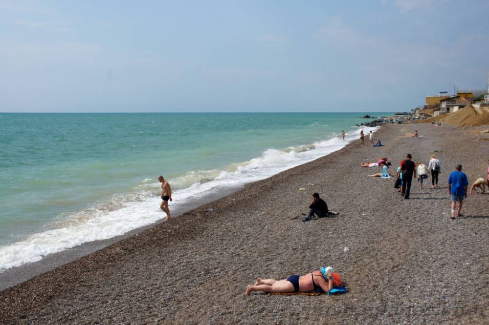 Не остановил и слетевший купальник: в Крыму неадекватная женщина устроила побоище на пляже (видео 18+)