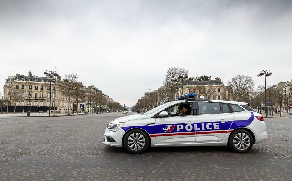 Французская полиция устроила акцию протеста на Елисейских полях