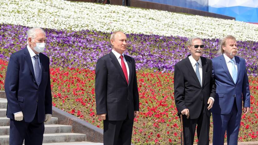«Чувство Родины всегда помогало нашему народу»: Путин поздравил соотечественников с Днём России