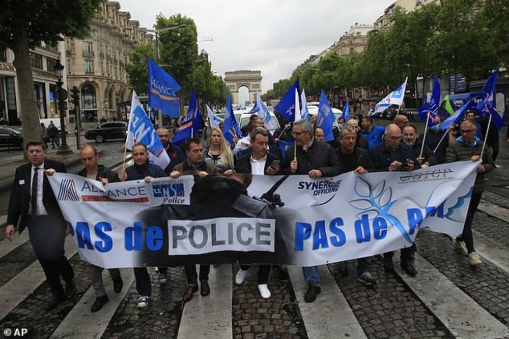 Полицейские с файерами вышли на митинг в Париже: фото, видео