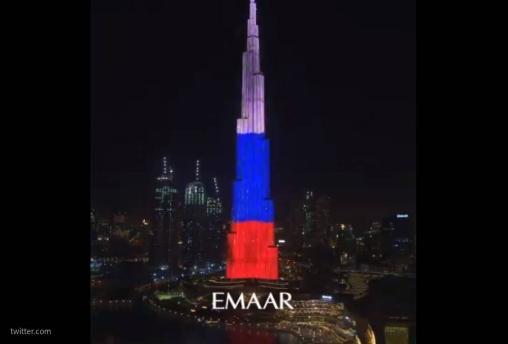 Самое высокое здание в мире Бурдж-Халифа в Дубае окрасилось в цвета флага России
