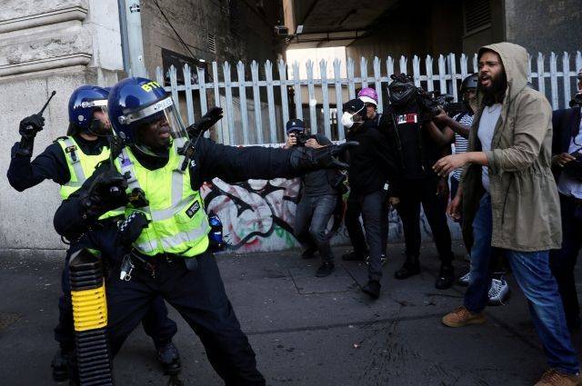 В Лондоне во время протестов полицейские задержали более 100 человек