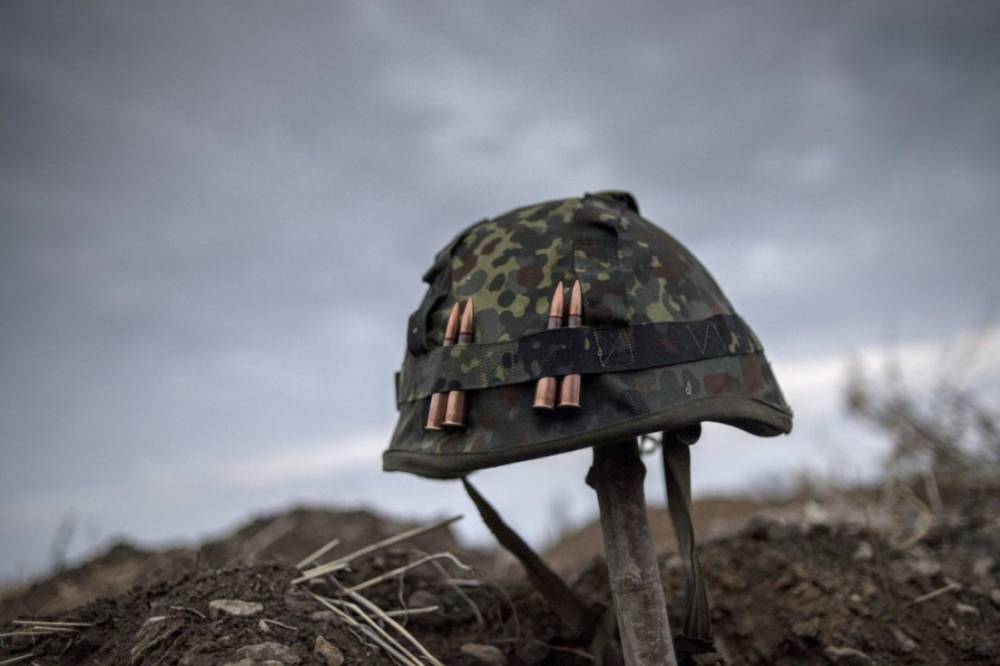 На Донбассе от обстрелов погиб украинский военный, еще двое пострадали