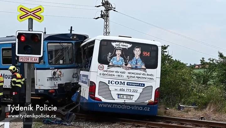 Десять человек пострадали в результате столкновения поезда и автобуса в Чехии