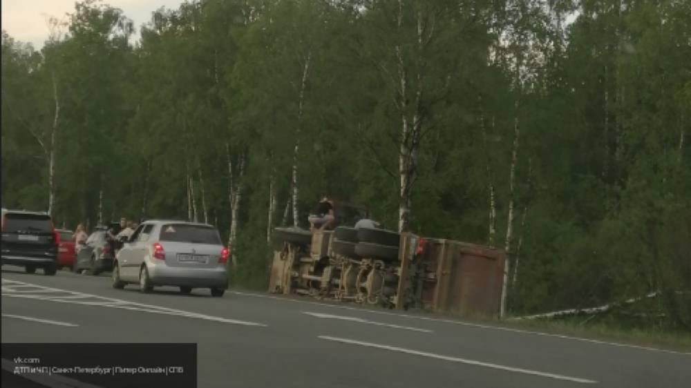 Сильный ветер опрокинул грузовики в Ставропольском крае