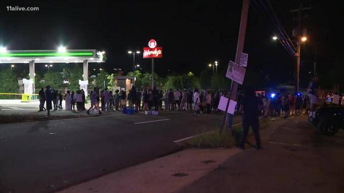 В Атланте два человека погибли при стрельбе во время протестов