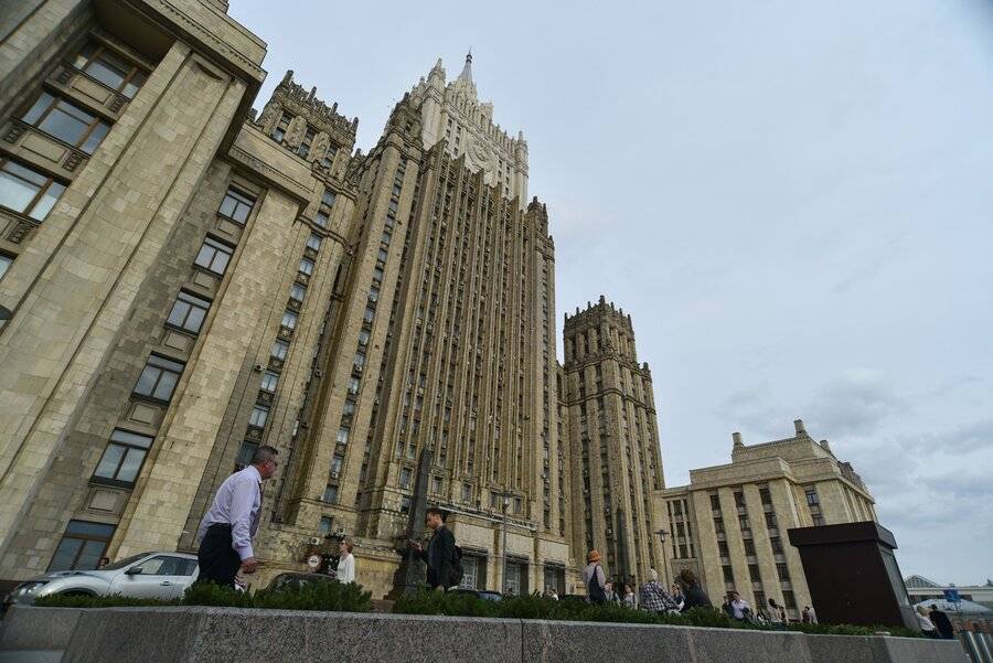 Двоих сотрудников посольства Чехии в Москве объявили персонами нон грата