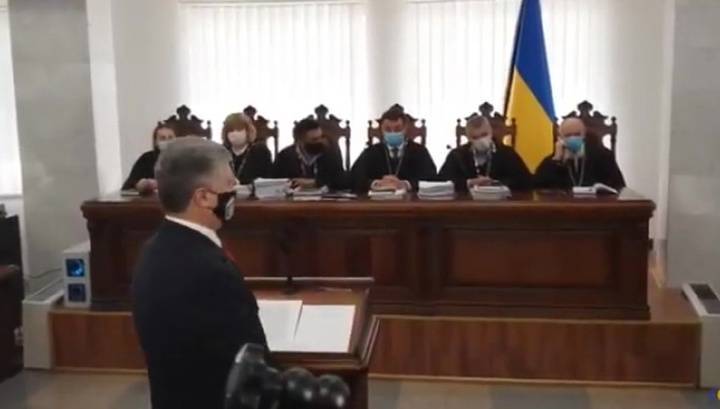 Порошенко явился в суд давать показания по делу Януковича, обвиняемого в госизмене