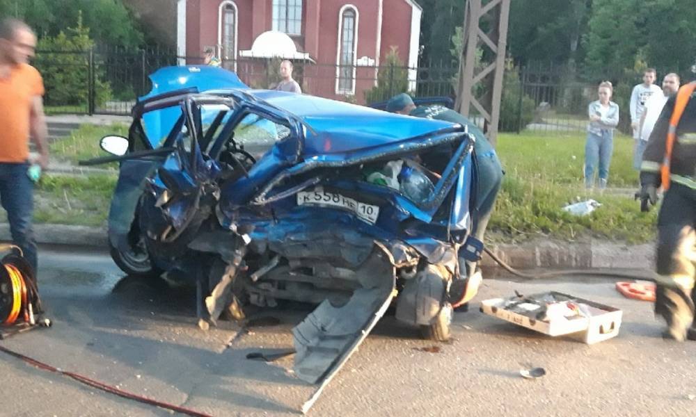 Водитель, попавший в страшную аварию в Петрозаводске, умер в больнице