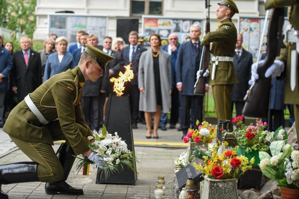 Министры стран Балтии почтили память жертв советской оккупации