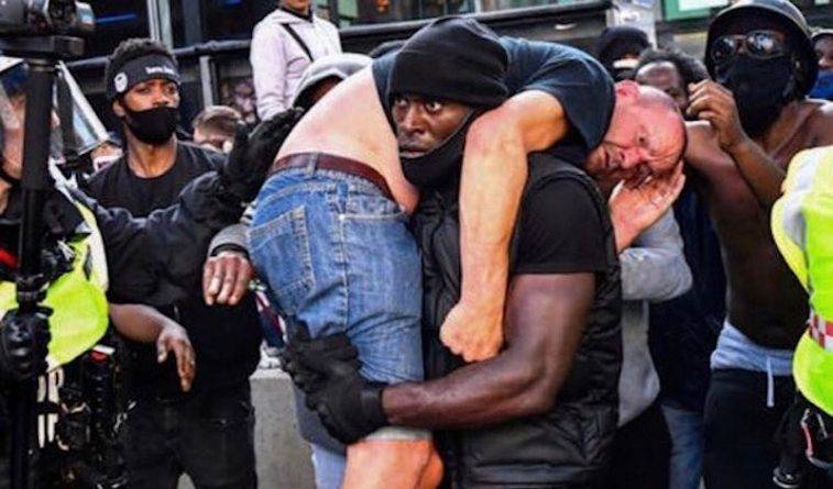 Темнокожий протестующий спас белого незнакомца во время беспорядков, вынеся его из толпы