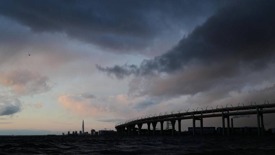 Сильный ветер, ливни и грозы: спасатели предупредили о непогоде в Петербурге