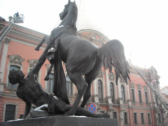 Поврежденного вандалами коня на Аничковом мосту отреставрируют за 100 тысяч рублей