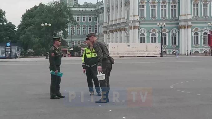 Видео: на Дворцовой площади к Параду Победы появилась разметка