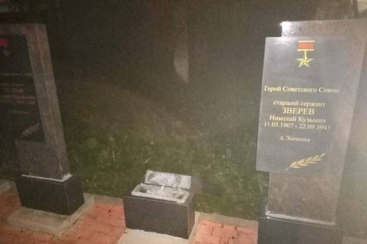В Тверской области молодой мужчина сломал гранитную плиту с именем Героя Советского Союза