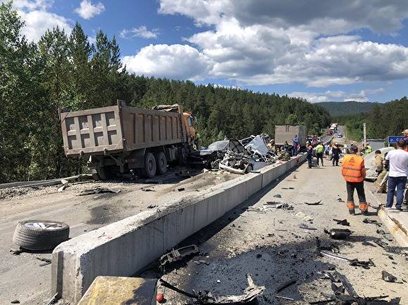 В Челябинской области момент ДТП с грузовиком, у которого отказали тормоза, попал на видео
