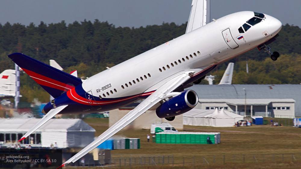 Летевший из Москвы SSJ100 аварийно сел в Перми