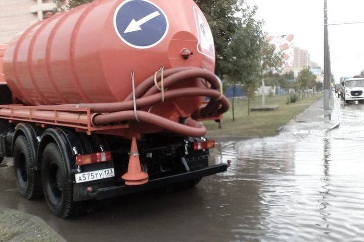 На дорогах Краснодара устраняют затопления 20 водооткачивающих машин