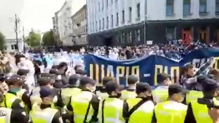 "Вова, выходи!": обращение к Зеленскому обернулось стычками на улицах Киева