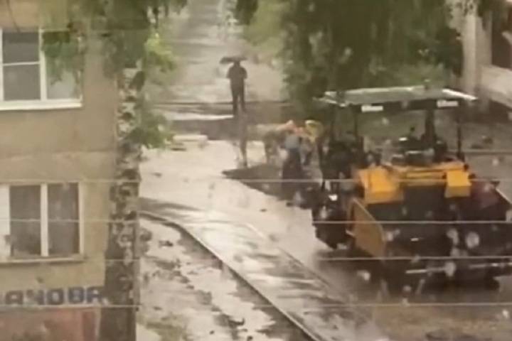 В Ярославской области даже проливной дождь с градом не стал препятствием для укладки асфальта