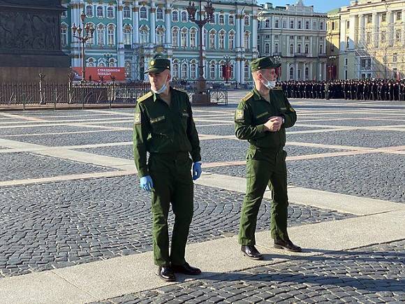 На Дворцовой площади в Петербурге проходит репетиция военного парада с нарушениями социальной дистанции (фото, видео)