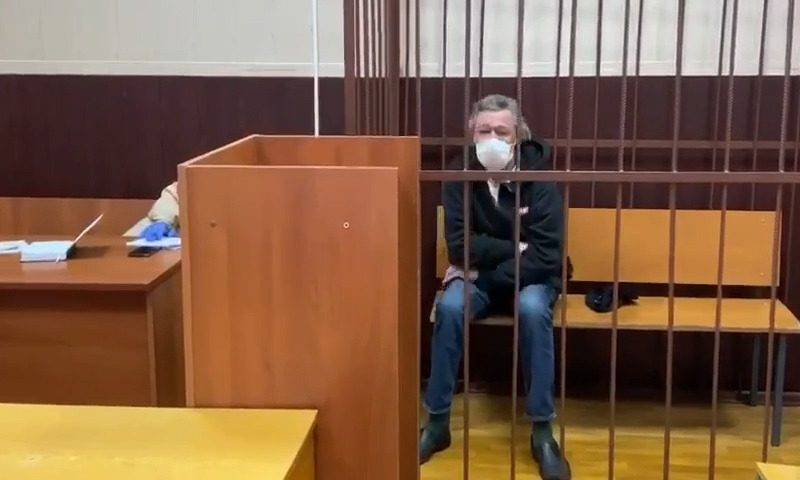 Адвокат Ефремова: родные погибшего в ДТП готовы принять деньги, но им не запрещает их юрист