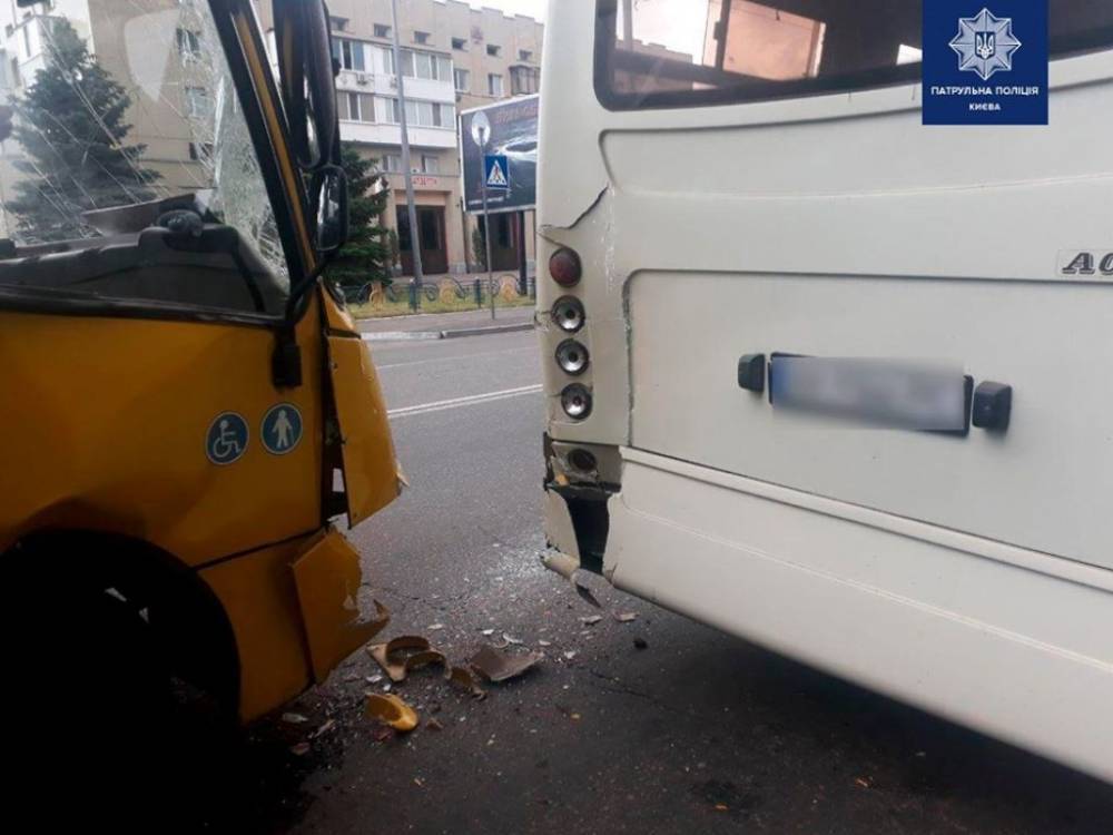 В Киеве столкнулись две маршрутки: травмирован пассажир