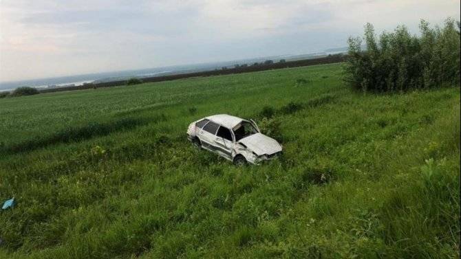 Два человека погибли при опрокидывании автомобиля в Самарской области