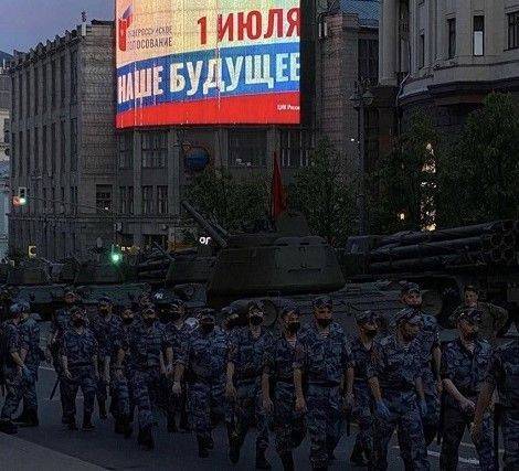 Фото дня: «Маски-шоу» — репетиция никому не нужного парада ради прихоти Путина