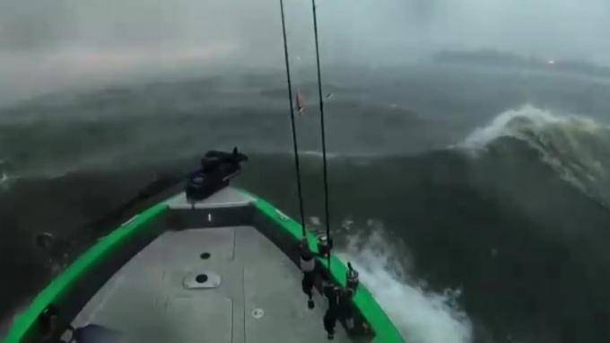 Сильный ветер и волны 1,5 метра: петербуржец попал в шторм возле ЗСД на Финском заливе