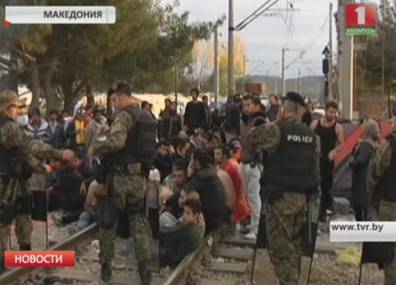 Военнослужащие Македонии начали возводить металлический забор на границе с Грецией