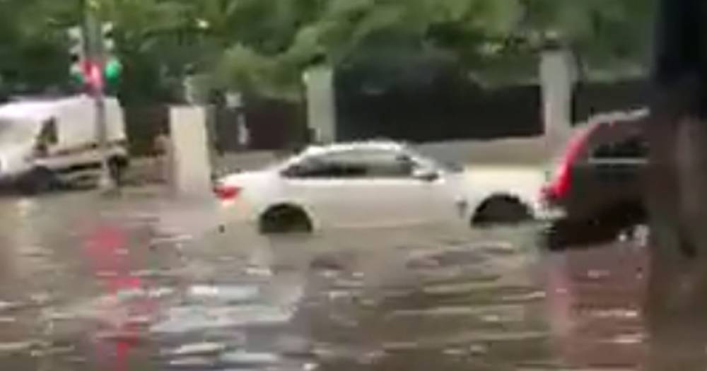 Затопленную после дождя улицу в Москве показали на видео