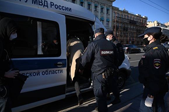 В Петербурге задержали активистов, вышедших на пикеты в поддержку Азара