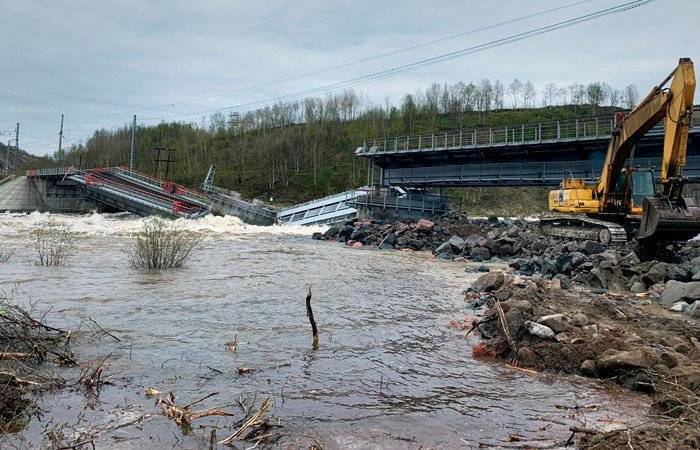 Не выдержал нагрузки: в России железнодорожный мост рухнул прямо в реку. Фото с мета ЧП