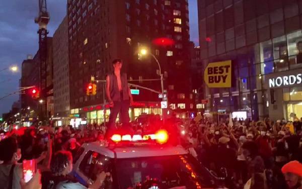 В США протестующие вышли на Пятую авеню Нью-Йорка и начали грабить магазины