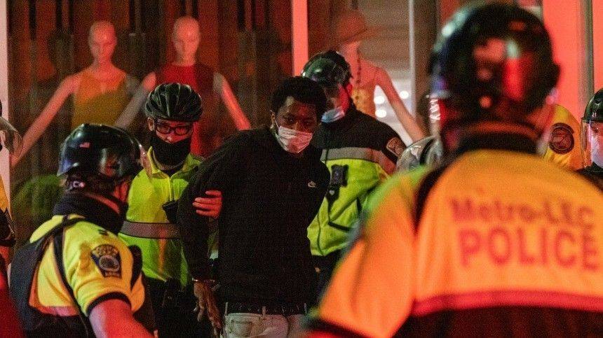 Коленопреклоненная Америка: Трамп в бункере, Байден в толпе протестующих