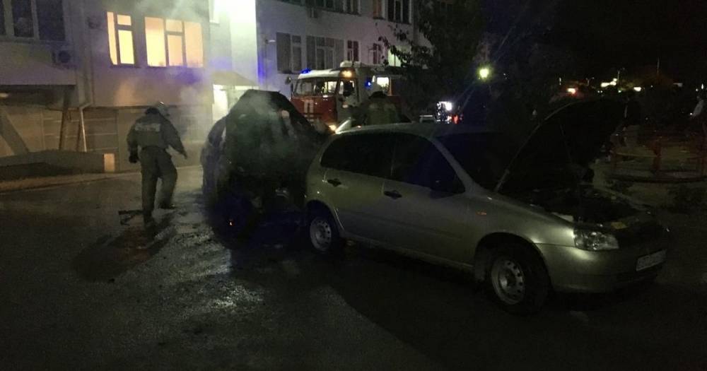 В Евпатории загорелись два автомобиля
