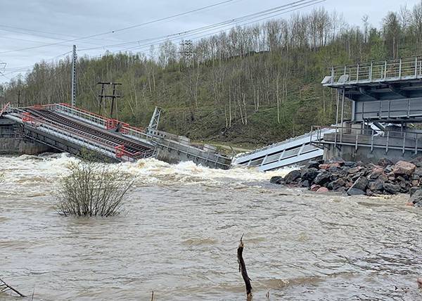 Из-за обрушения моста под Мурманском остановилось движение более 40 грузовых поездов