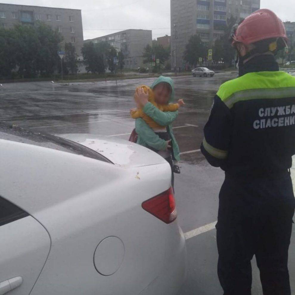 Спасатели вытащили из заблокированного автомобиля двухлетнего ребенка