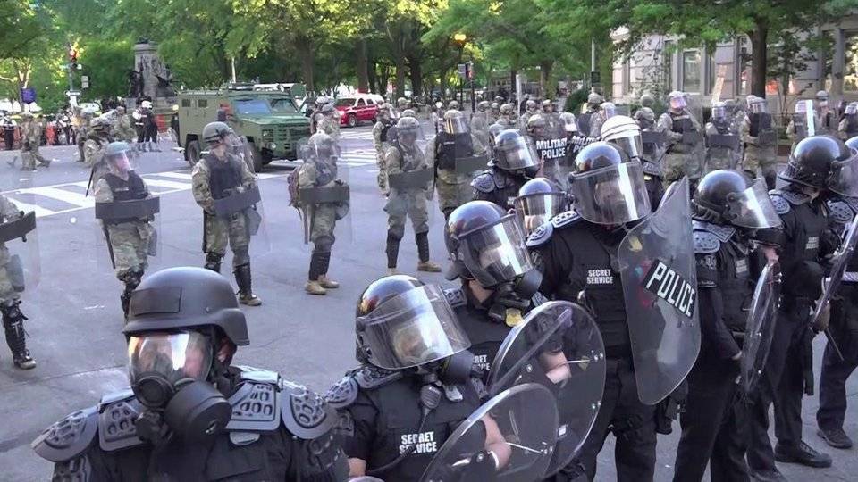 В США все силы полиции брошены на подавление массовых акций протеста