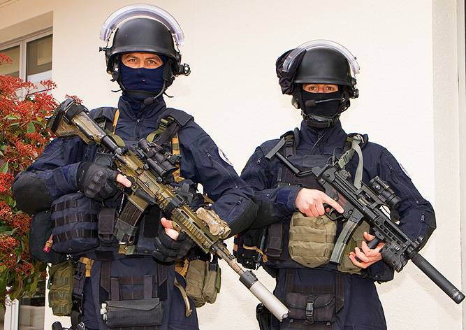 Три человека погибли при захвате заложников во Франции