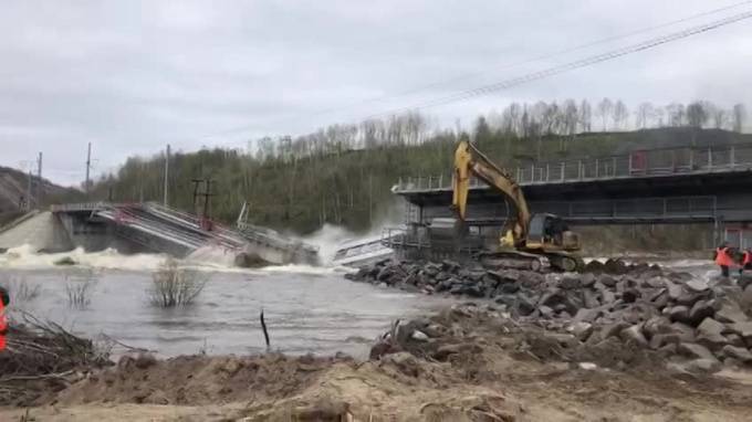Обрушение моста через Колу остановило движение между Петербургом и Мурманском