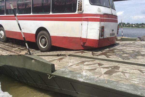 На Днепропетровщине «сломалась» армейская переправа на месте рухнувшего моста (видео)