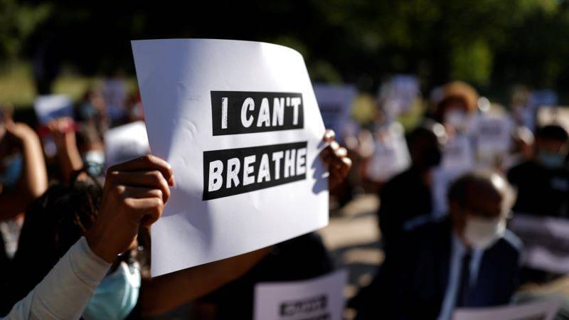 Противники расизма провели акцию протеста у посольства США в Париже