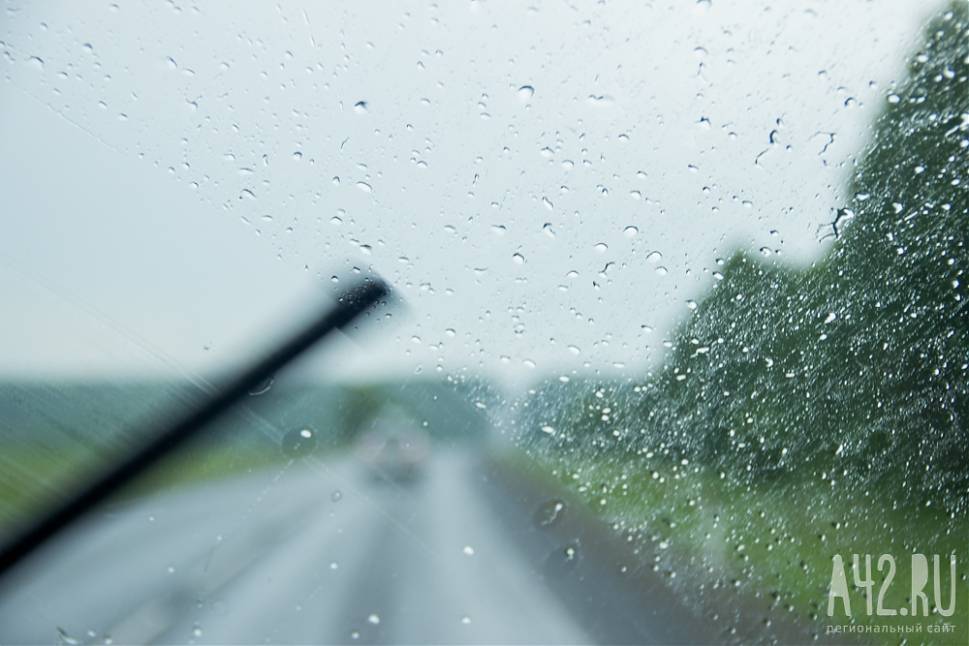 Кузбассовцев предупредили о сильных дождях и ухудшении видимости на дорогах