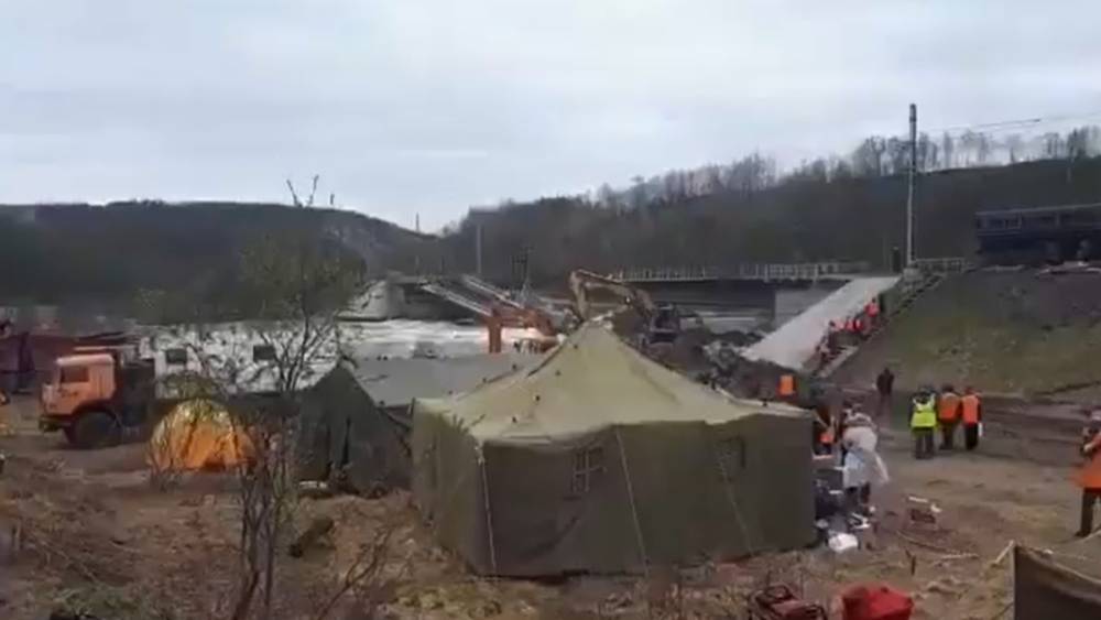 В Мурманской области рухнул закрытый из-за паводка мост