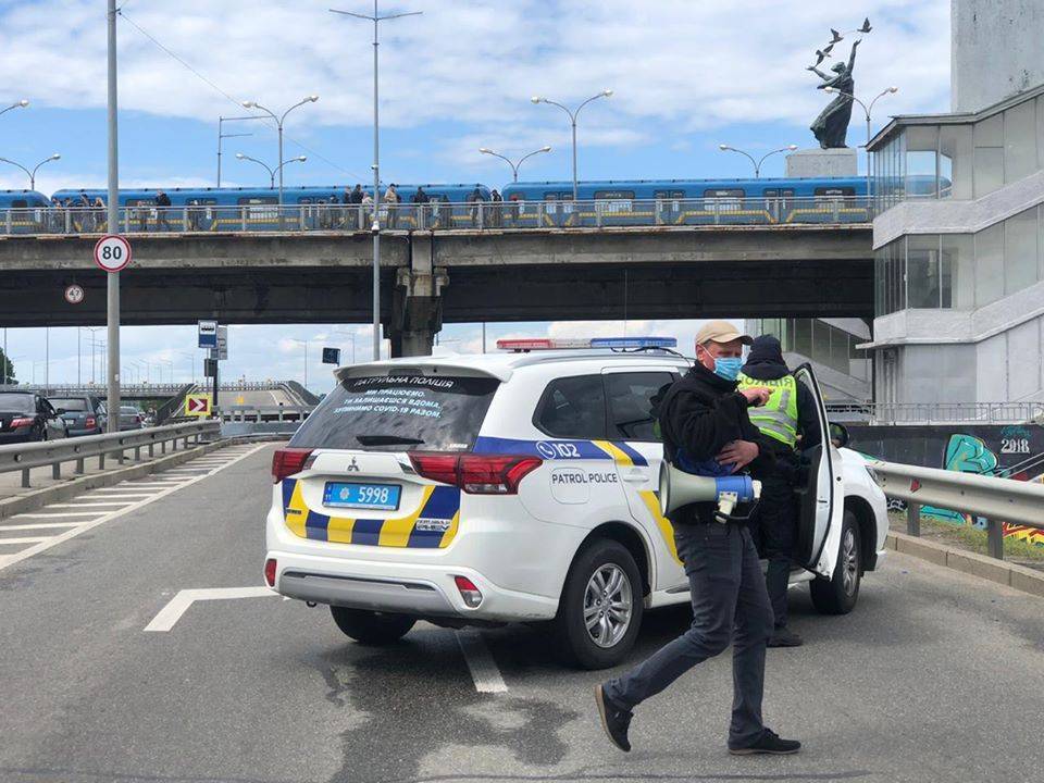 В Киеве полиция оцепила мост Метро: мужчина с пакетом в руках грозит его взорвать. Все детали